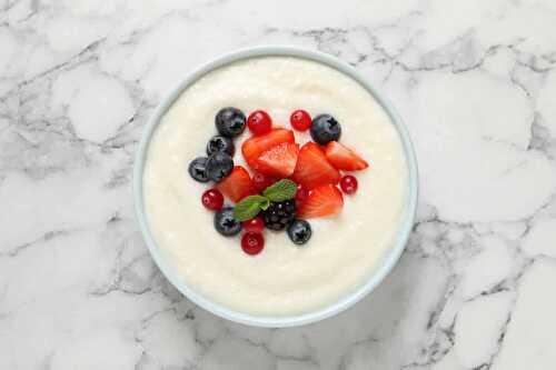 Porridge de semoule minceur au lait pour le petit déjeuner