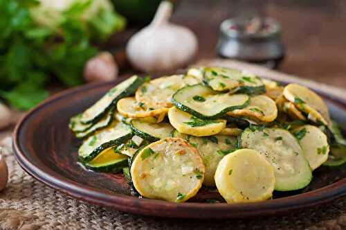 Salade de courgettes à l’ail et herbes : légère et rafraîchissante en moins de 15 minutes.