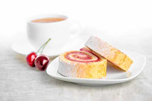 Gâteau roulé à la confiture de cerises : le dessert parfait pour les fêtes !