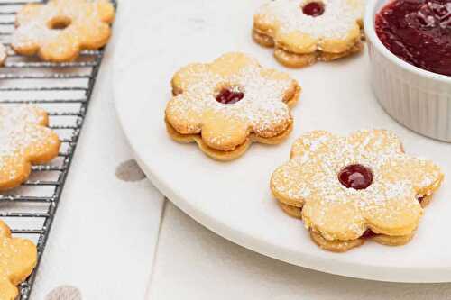 Petits biscuits de Noël : sablés en forme de fleur à la confiture de framboises !