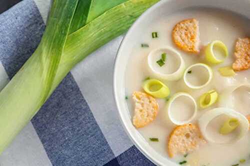 Soupe de pommes de terre et poireau : classique et réconfortante avec une saveur chaleureuse !