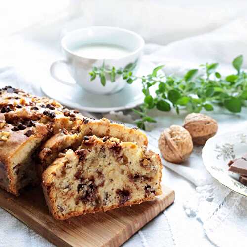 Cake aux noix et pépites de chocolat : le délicieux gâteau moelleux !