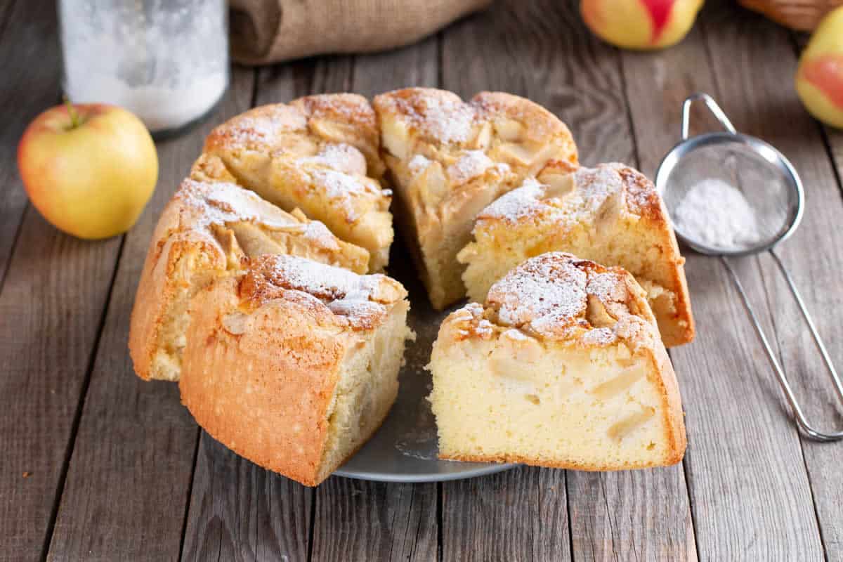 Gâteau moelleux avec seulement 2 pommes : le cake savoureux !