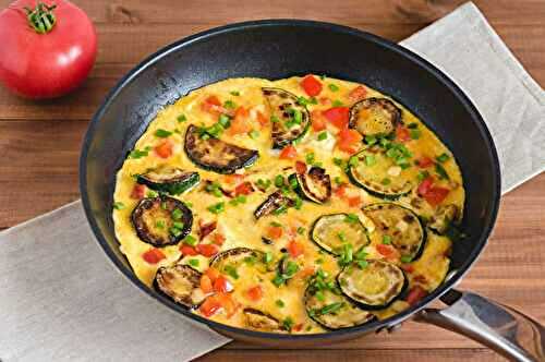 Omelette aux courgettes et tomate : frittata à la poêle !