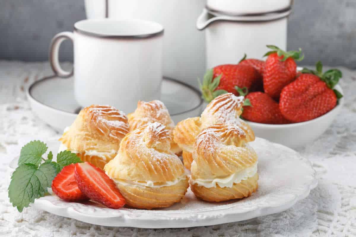 Choux à la crème Chantilly :  un dessert moelleux et débordant de saveur.