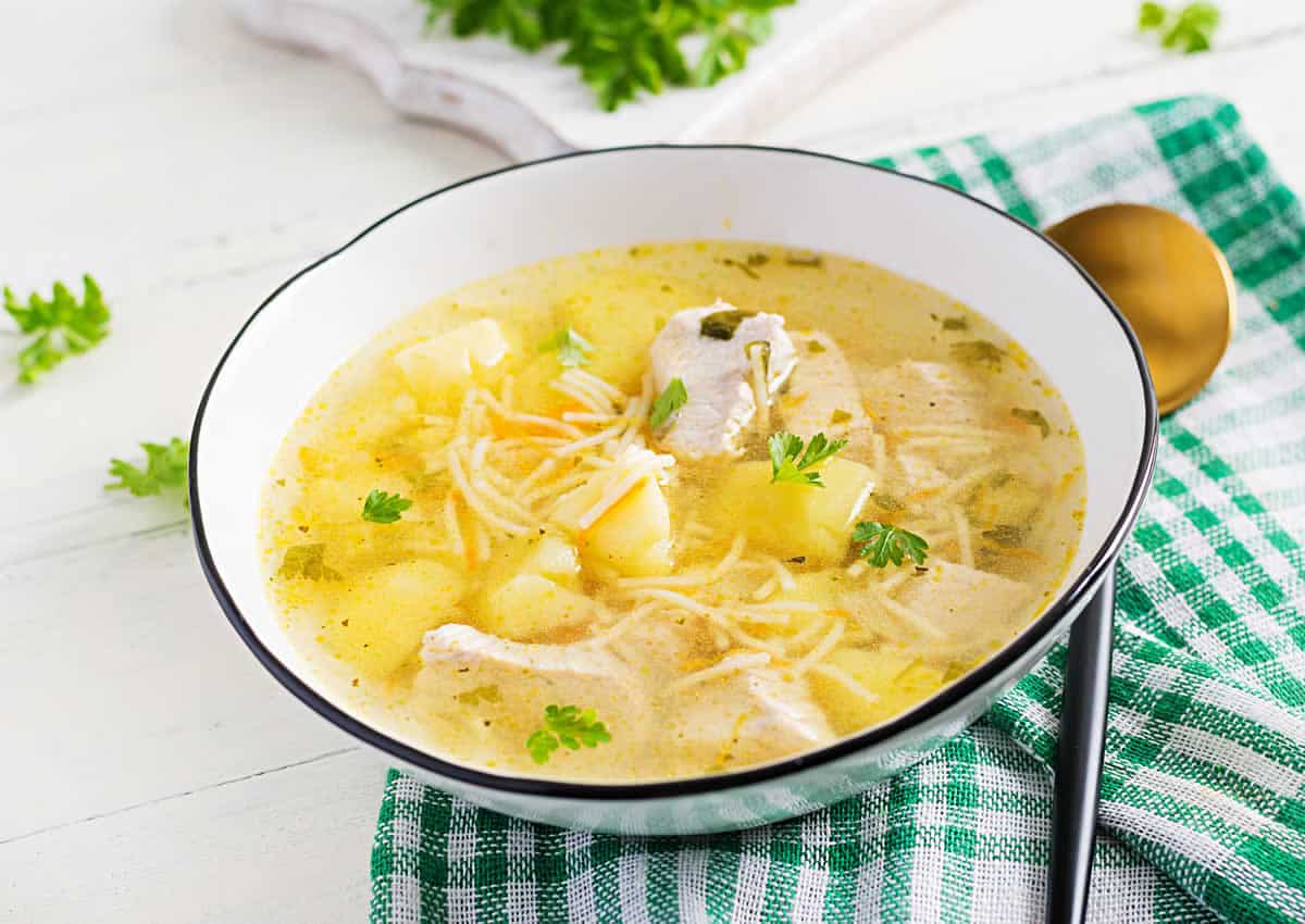 Soupe au poulet avec nouilles et pommes de terre – un plat apportant de la chaleur à votre corps.