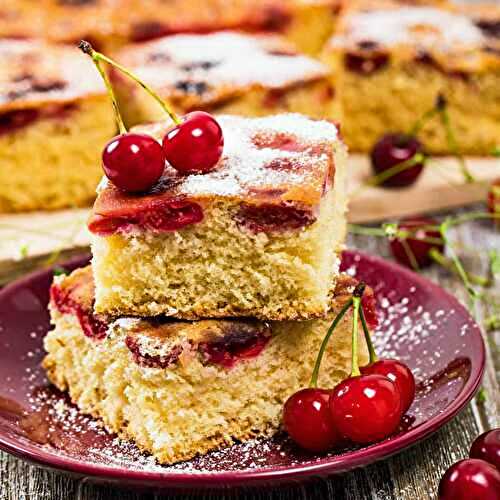 Cake très facile aux cerises - un délicieux gâteau moelleux pour votre dessert.