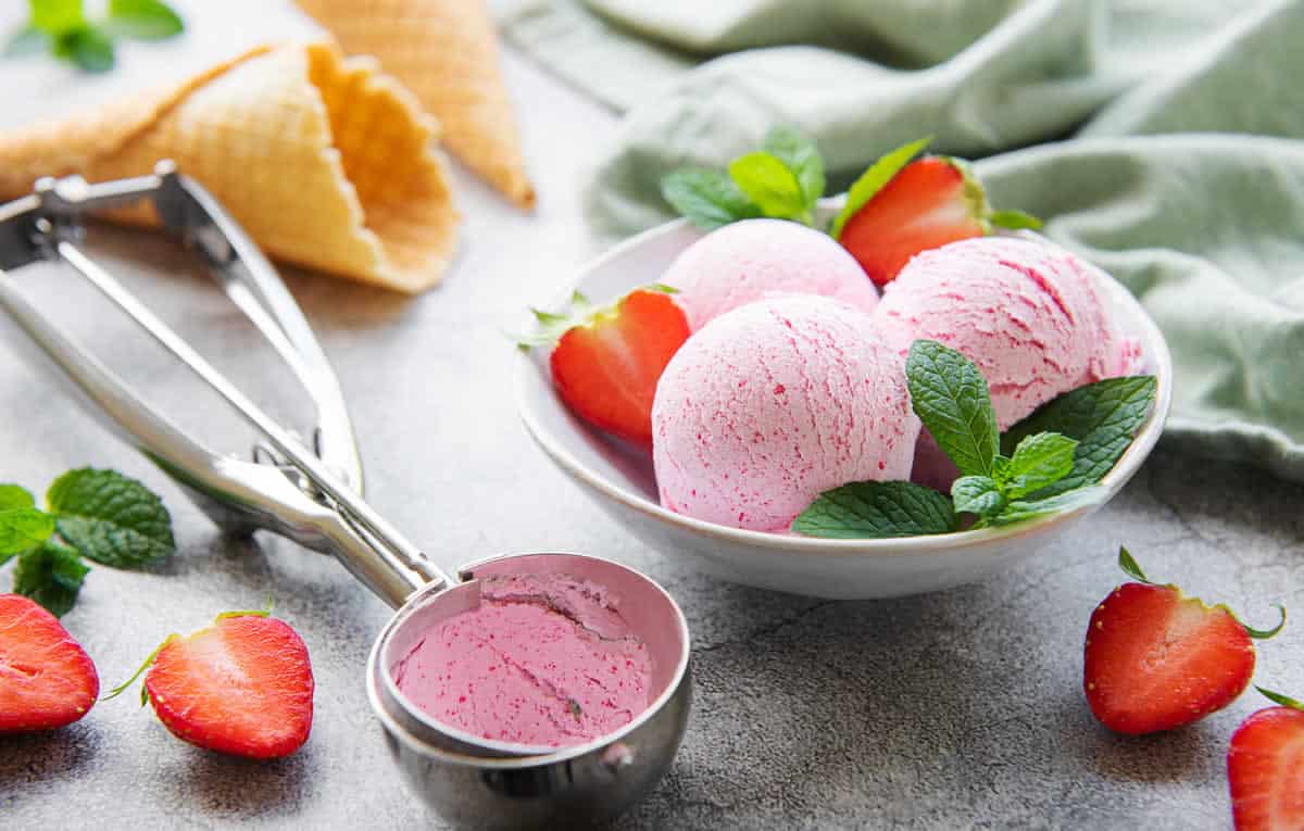 Glace fraise fait maison : sans sorbetière et avec seulement 3 ingrédients.