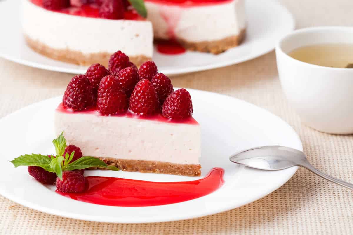 Cheesecake framboise sans cuisson : parfaite pour toutes les occasions !