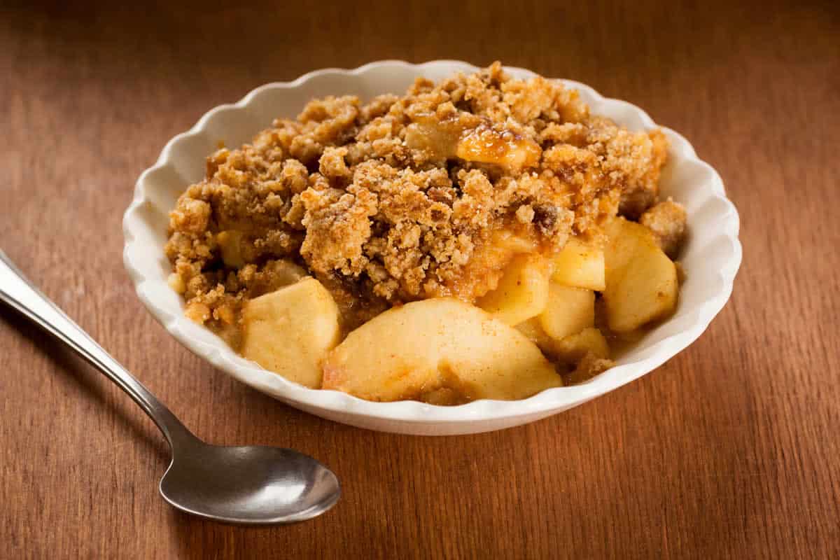 Dessert crumble pomme : un dessert facile pour 4 personnes.