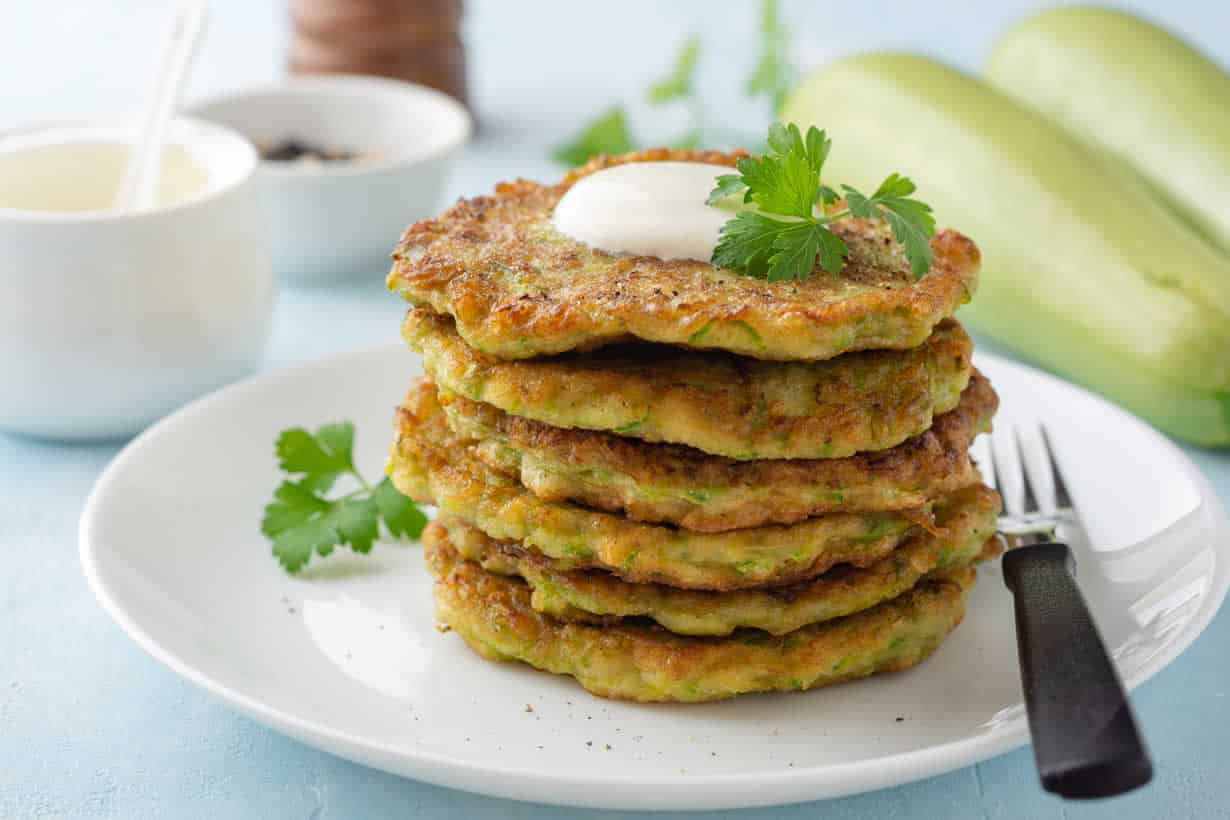 Galettes de courgettes au fromage : avec 3 courgettes faites un plat à la fois riche et rassasiant.