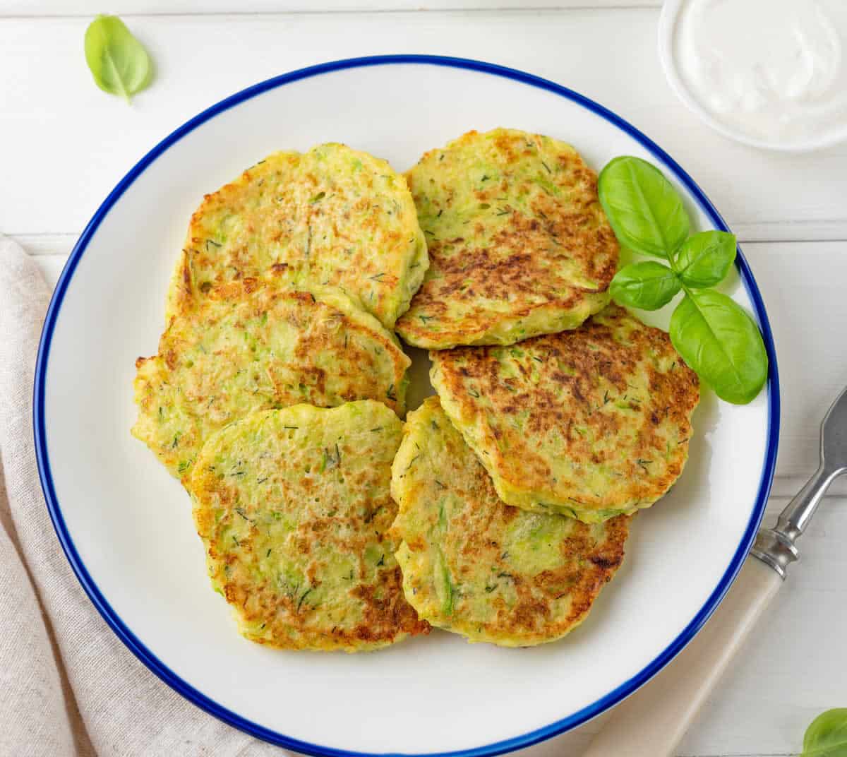 Galettes de courgettes râpées faciles : elles feront certainement fureur auprès de votre famille.