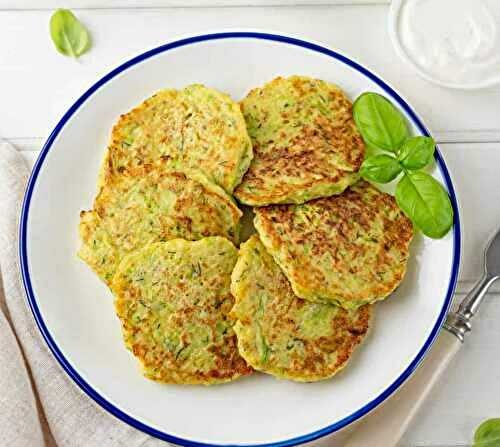 Galettes de courgettes râpées faciles : elles feront certainement fureur auprès de votre famille.