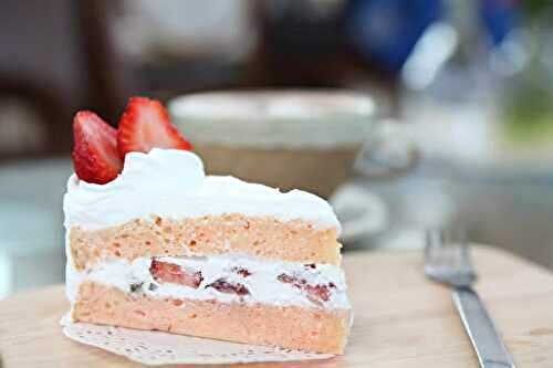 Gâteau aux fraises et chantilly mascarpone : la combinaison parfaite de saveurs sucrées.