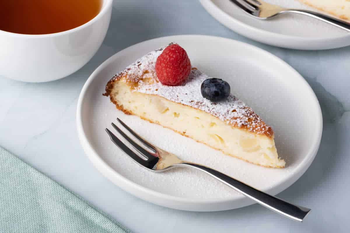 Gâteau aux pommes et mascarpone :  un dessert délectable, parfait pour toutes les occasions.