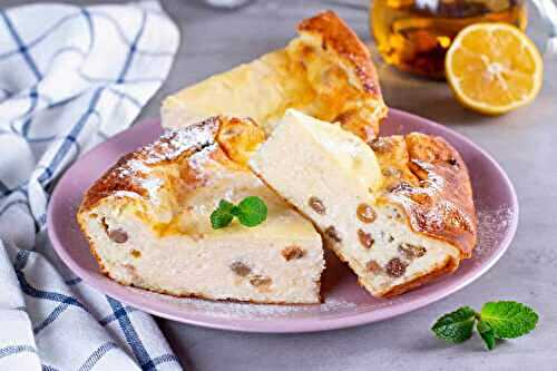 Gâteau de fromage blanc aux raisins secs : un dessert facile et délicieux, parfait pour toutes les occasions.