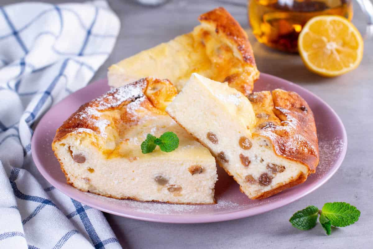 Gâteau fromage blanc et raisins secs : moelleux, savoureux et parfait pour toutes les occasions.