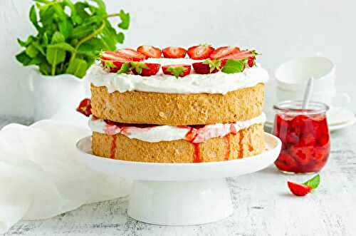Gâteau Victoria facile : un gâteau éponge avec confiture de fraises et crème fouettée !