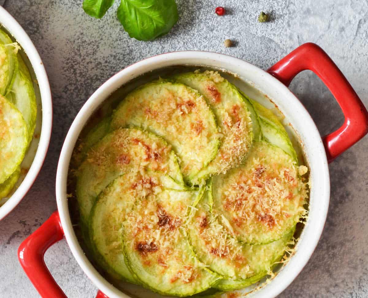 Gratin de courgettes à la sauce béchamel : une combinaison parfaite de saveurs fraîches et crémeuses.