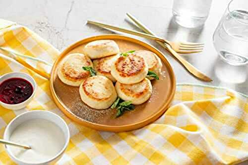 Muffins Anglais faits maison : petits pains ronds moelleux pour le petit-déjeuner.
