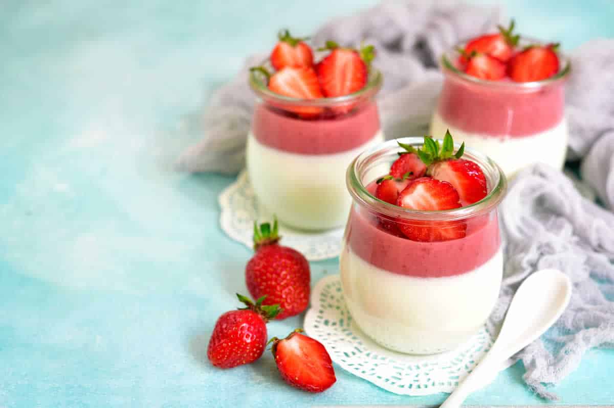 Panna cotta à la fraise et vanille : un équilibre parfait entre les saveurs pour 4 personnes.