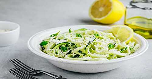 Pâtes végétariennes vertes : nouilles de courgettes en spirale avec un pesto vert.