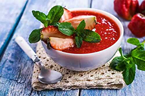 Soupe à la fraise et menthe froide : un délice estival qui ne manquera pas de titiller vos papilles.