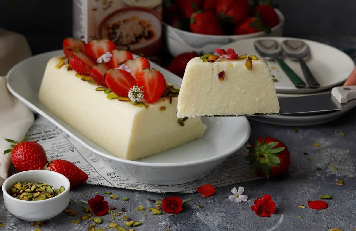 3 ingrédients qui se marient à merveille pour faire ce gâteau glacé.