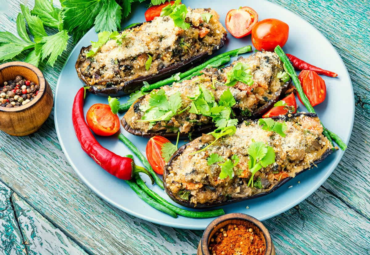 Aubergines farcies aux champignons : un plat copieux au four avec une délicieuse farce.