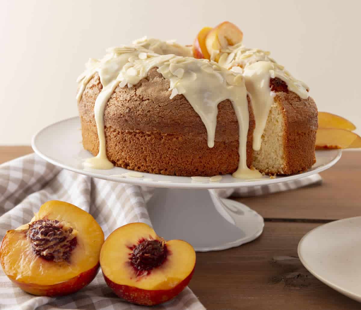 Cake aux pêches et amandes : un gâteau appétissant et savoureux