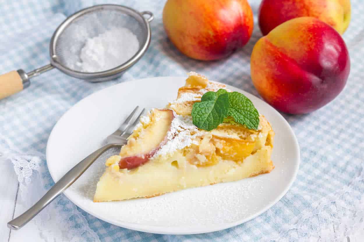 Clafoutis aux pêches : un dessert savoureux et facile.