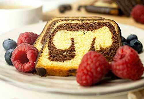 Gâteau Marbré au Chocolat et Vanille : une combinaison parfaite de deux saveurs.