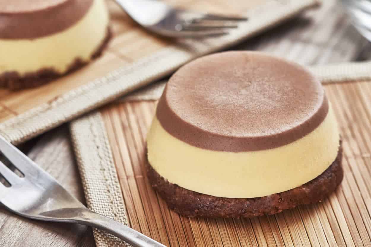 Gâteaux aux 2 chocolats et sans cuisson : un dessert savoureux, riche et succulent .