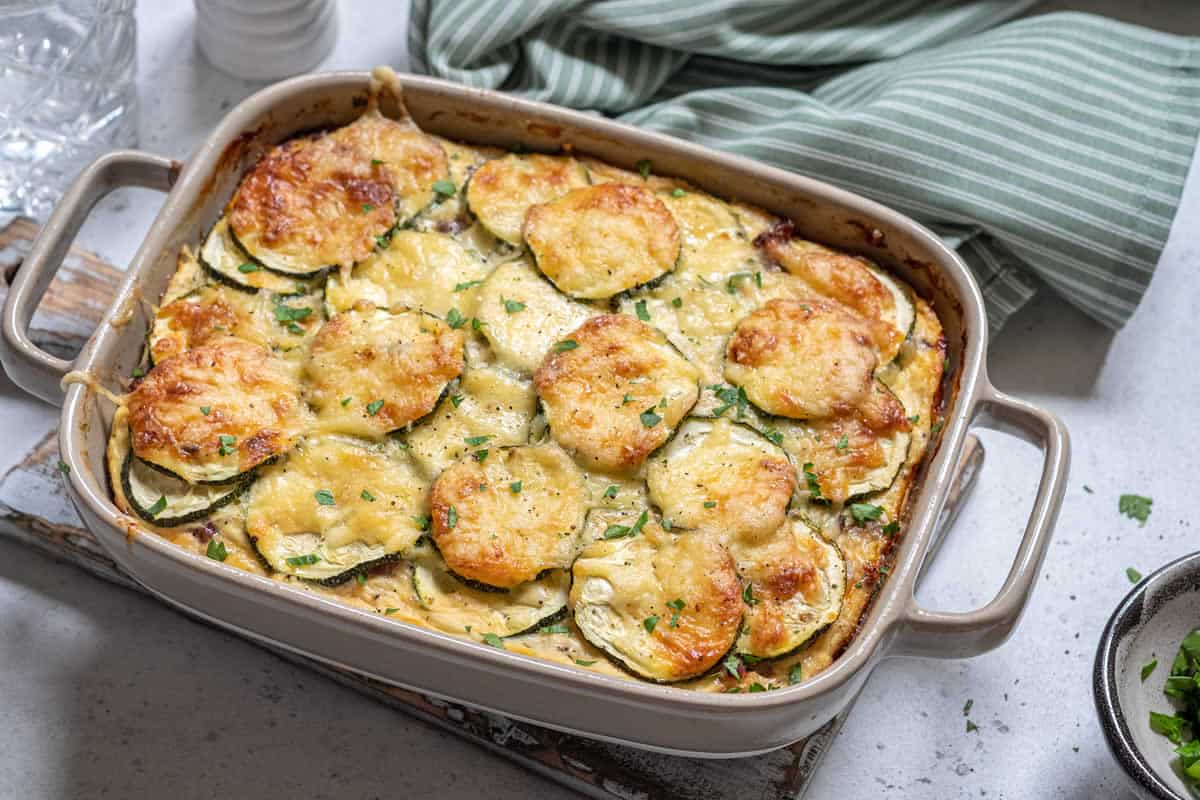 Gratin de courgette et fromage : un plat au four savoureux.