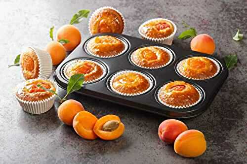Muffins aux abricots : délicieuses, douces, moelleuses et remplies de saveur.