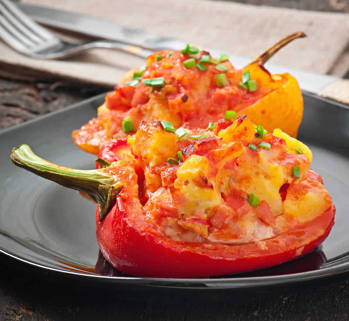 Poivrons farcis au riz et aux tomates : délicieux et appétissant