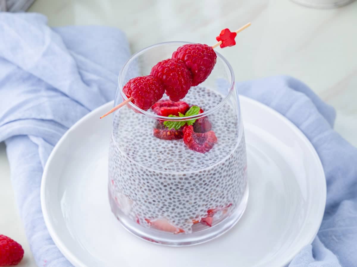 Pudding de chia au lait et framboises : de l’énergie pour le petit déjeuner.