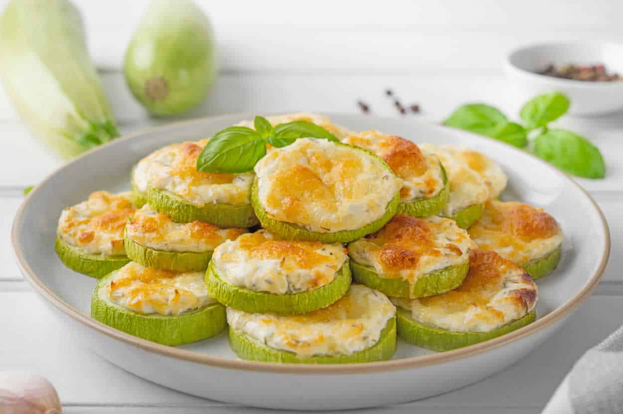 Rondelles de courgettes gratinées au four : recette délicieuse, saine.