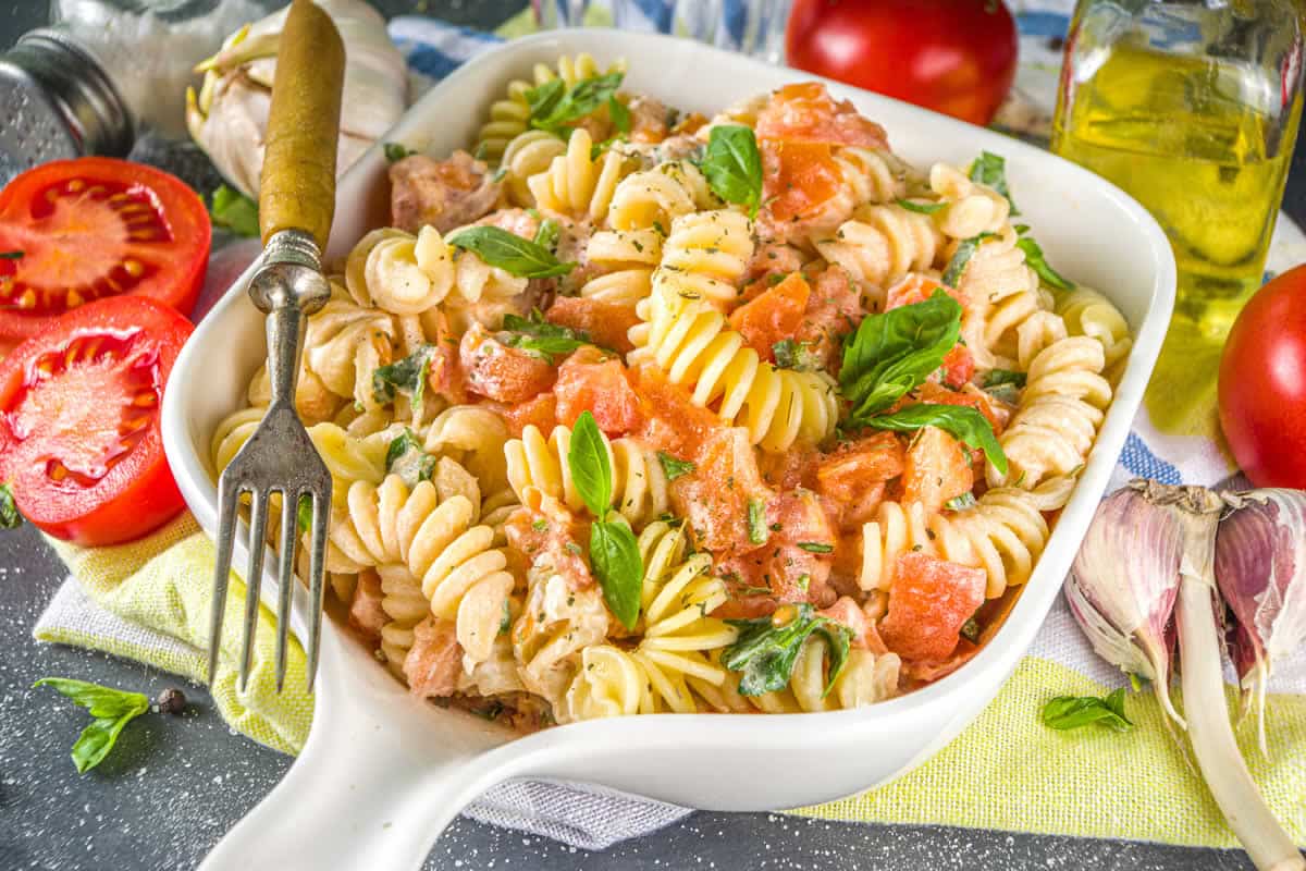 Salade de pâtes rapide et pas chère : un repas d'été léger et rafraîchissant.