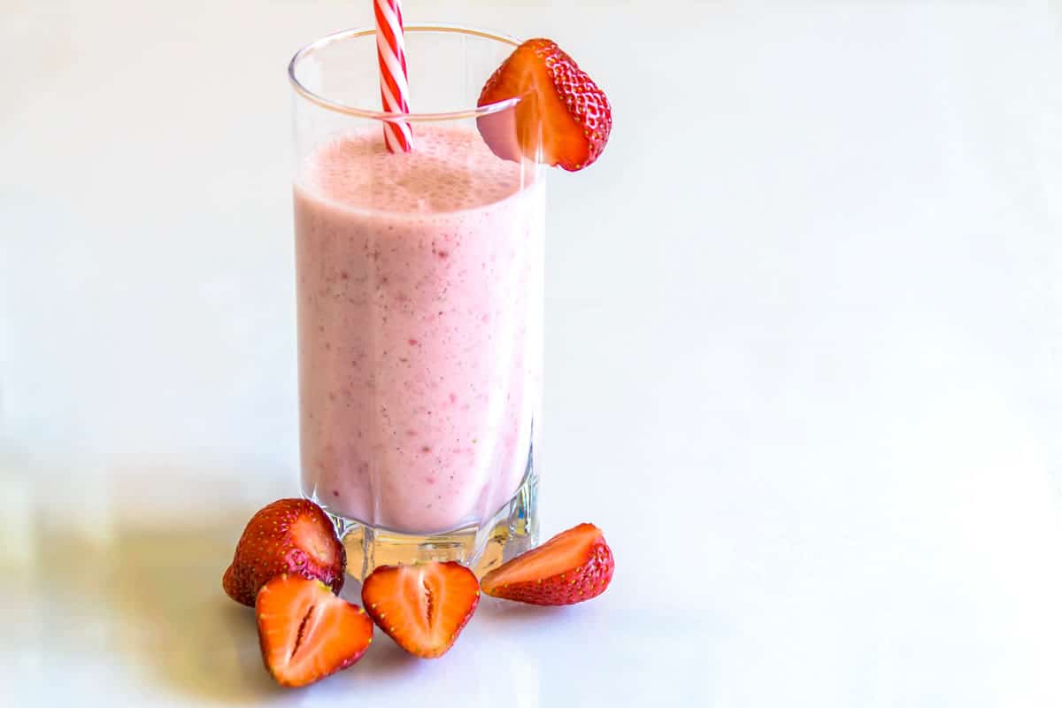 Smoothie aux fraises facile : Boostez votre santé avec avec cette boisson rafraîchissante.