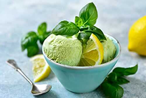 Sorbet au citron et au basilic : un dessert idéal pour la saison estivale.