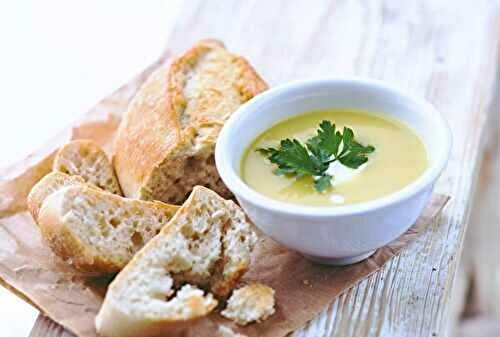 Soupe crémeuse aux courgettes : la recette simple, délicieuse et rapide.