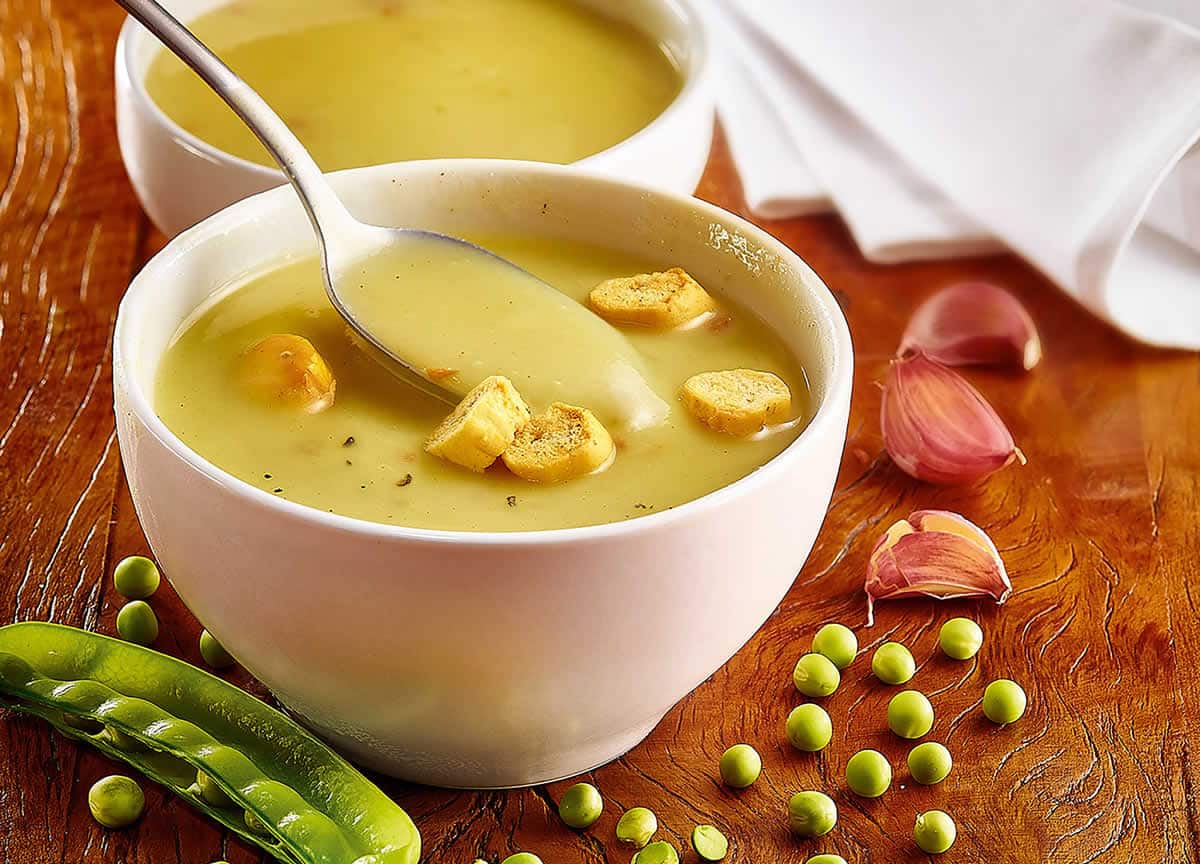 Soupe petit pois menthe : un plat copieux devient de plus en plus attrayant.