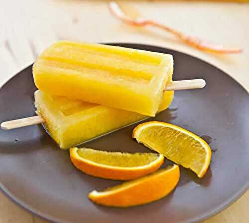 Sucettes glacées à l'orange : déguster une glace rafraîchissante pour lutter contre la chaleur.