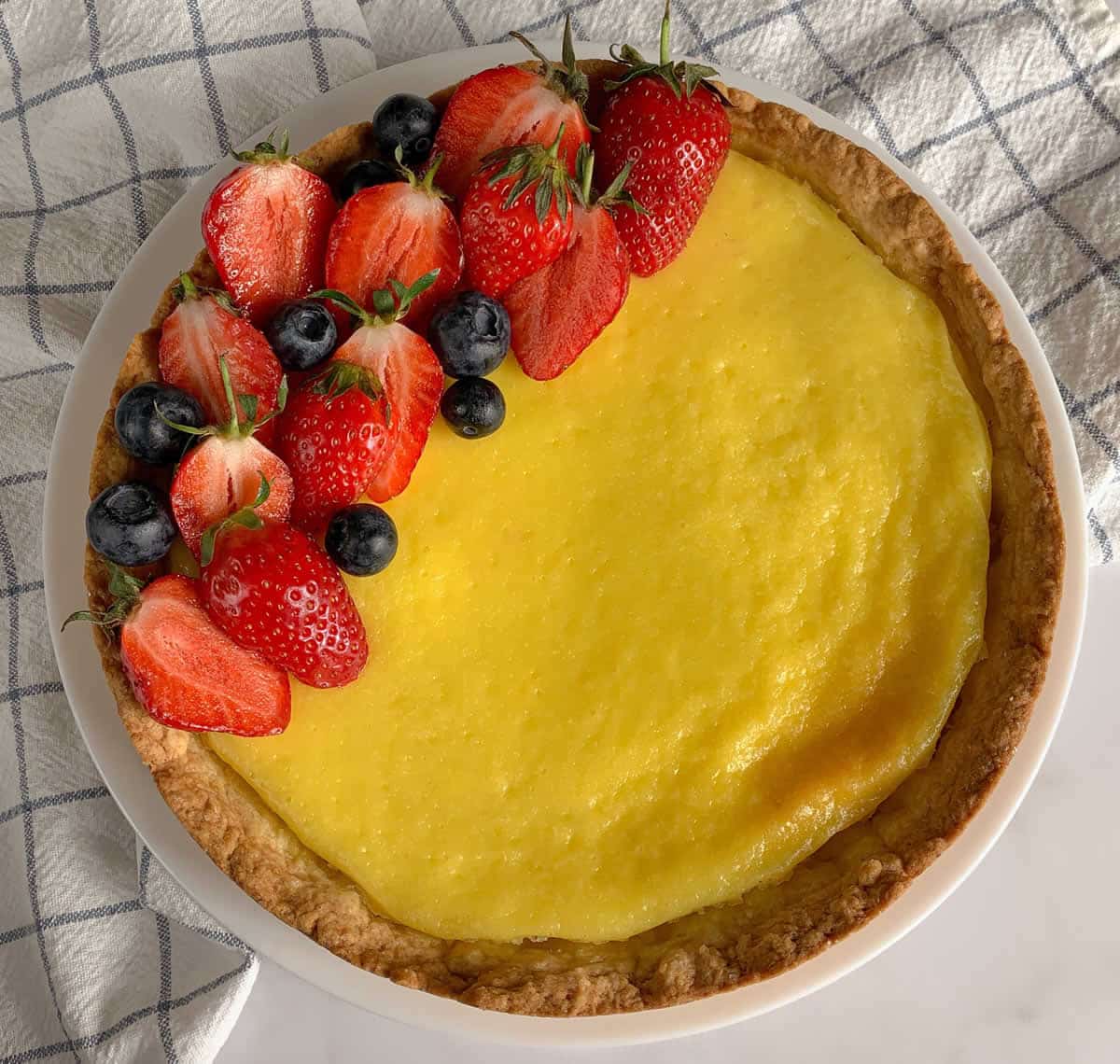 Tarte à la crème pâtissière : un dessert élégant et savoureux.