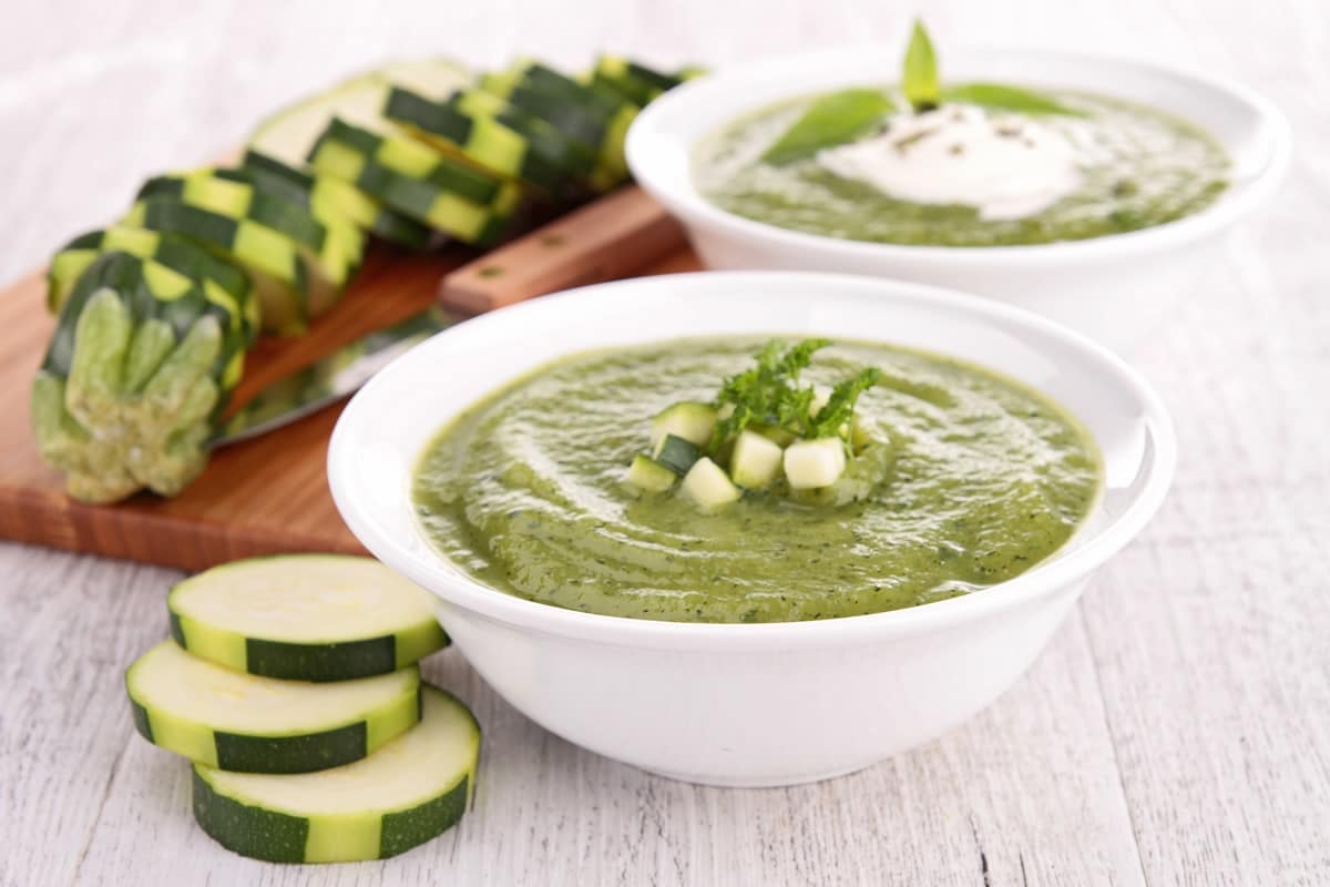 Velouté de courgettes au fromage : une soupe réconfortante et délicieuse.