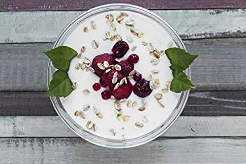 Bowl de petit déjeuner au yaourt , avoine et fruits : parfait pour bien démarrer la journée
