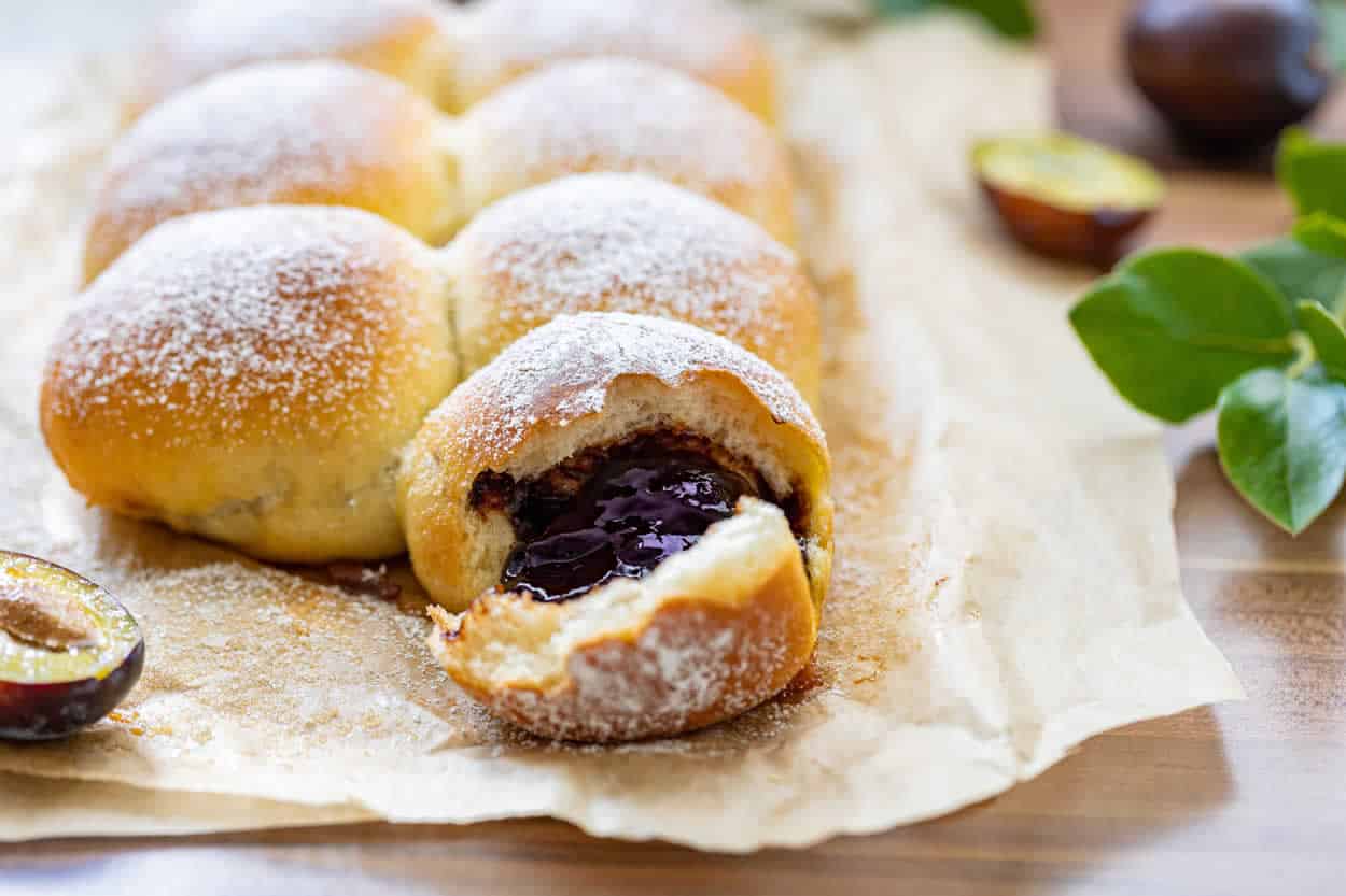 Brioche fourrée aux prunes : le moelleux délicieux de la saison