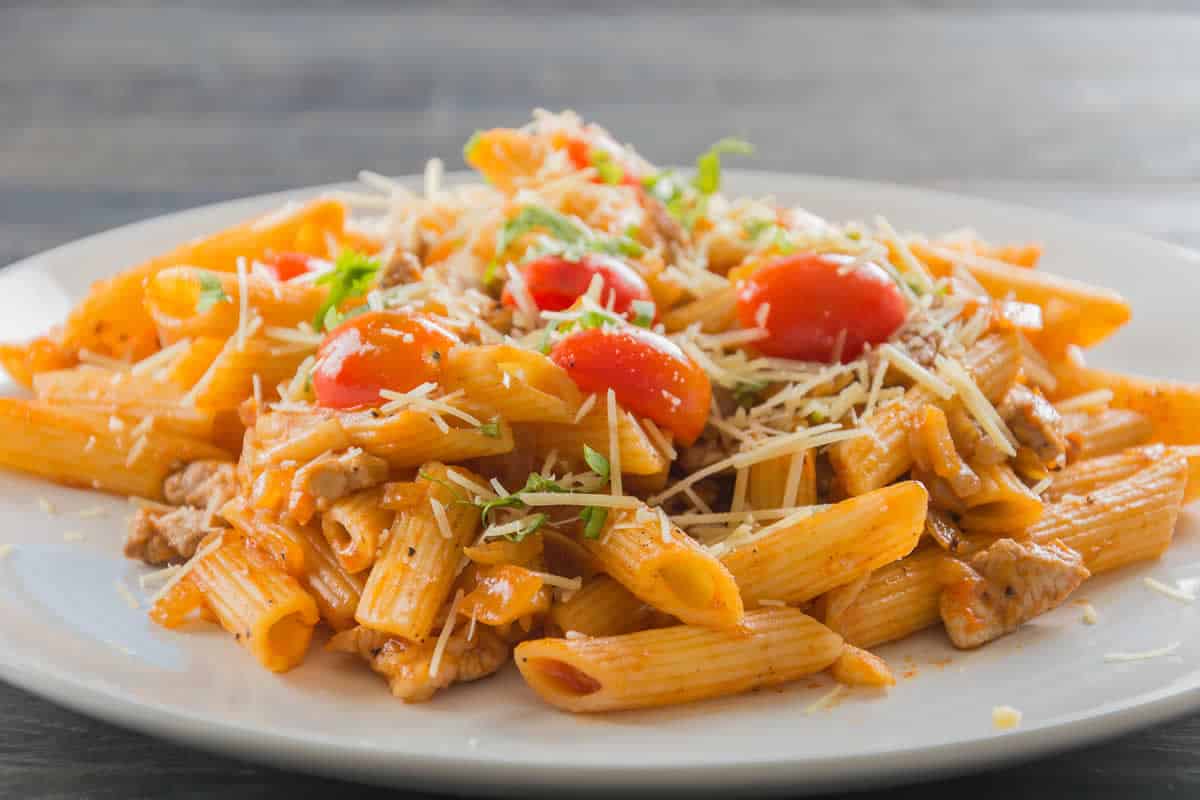 Penne au thon tomate et crème : un délicieux dîner à l'italienne