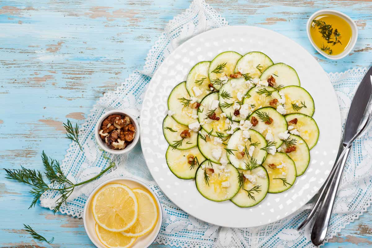 Carpaccio de courgettes et fromage feta : un plat élégant et savoureux